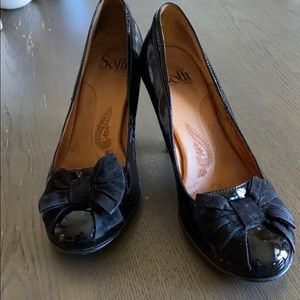 Black Patent Leather Sofft Heels w Velvet Bows
